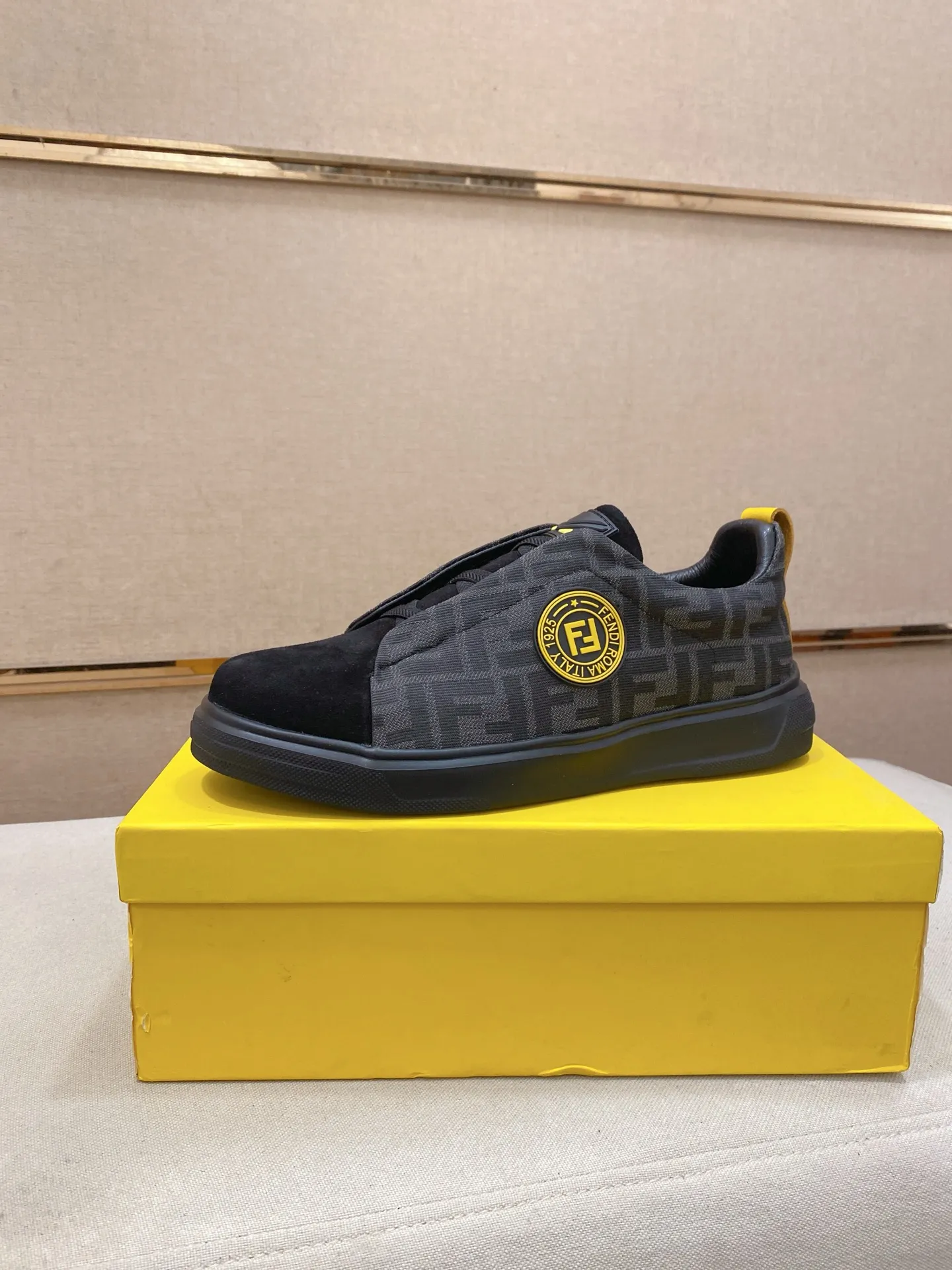 Factory price 400💰 (fendi) New style 👊🏻 upper 🇮🇹 imported cowhide fabric 🇩🇪 lining imported sheepskin lining. The original outsole is molded to highlight the identity of every man, and the upper foot is elegant and stable🚶🏻🚶🏻The high-end custom counters reproduce the original version📯No matter the wind or rain, the shoe last remains unchanged and can withstand the verification of time🔍️,🔵 Size: 38-44